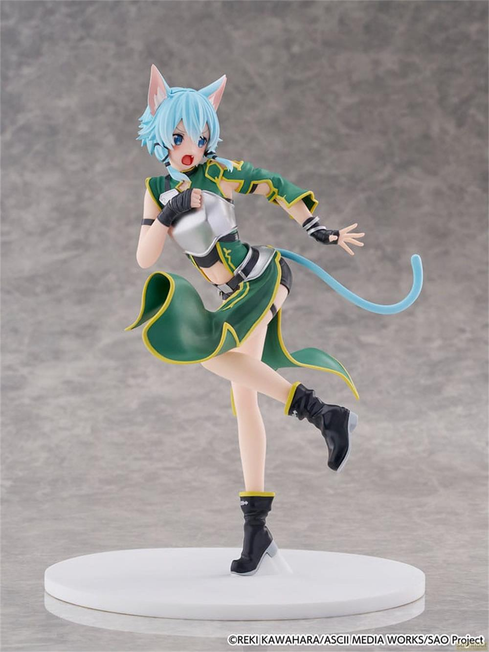 Anime-Figur mit blauen Haaren, Katzenohren, grünem Outfit und Schwert auf weißem Sockel.