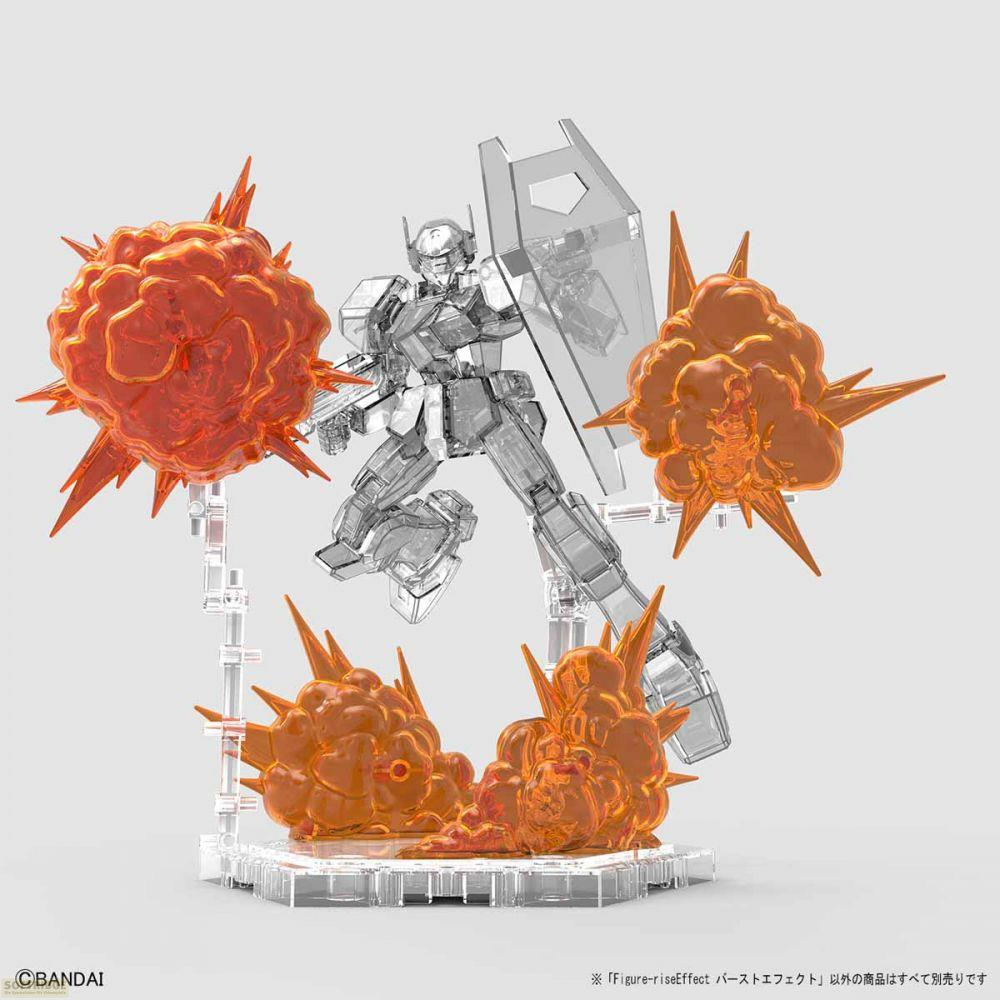 Ein durchsichtiger Roboter mit orangen Explosions-Effekten auf einem Sockel.