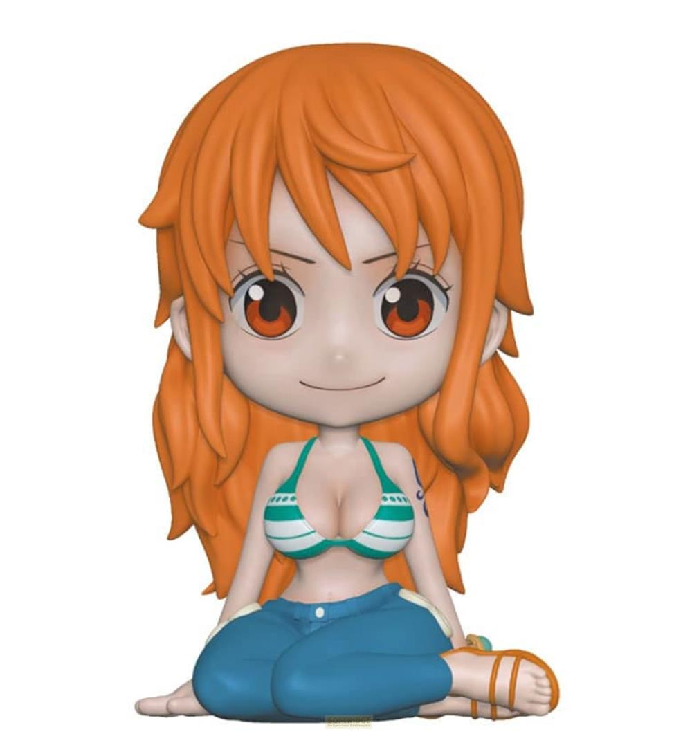 Chibi-Figur von Nami mit orangefarbenem Haar, Bikini und blauen Hosen.