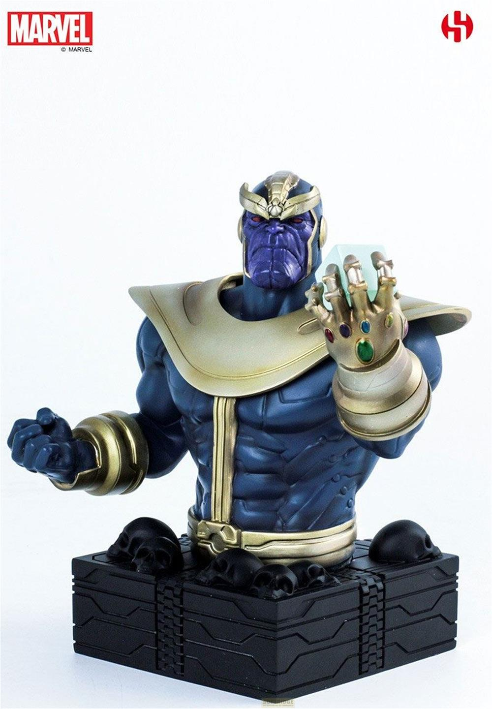Thanos-Büste mit violetter Haut, goldener Rüstung und Infinity-Handschuh, der einen hellblauen Edelstein hält, auf einem schwarzen Sockel mit Totenköpfen.