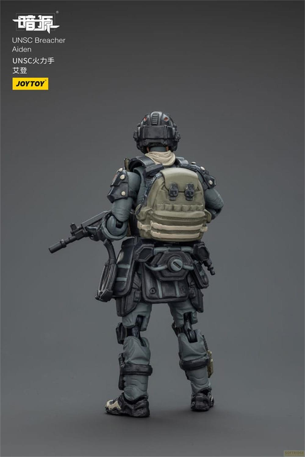 Action figure di un soldato in armatura con zaino e fucile, visto da dietro.