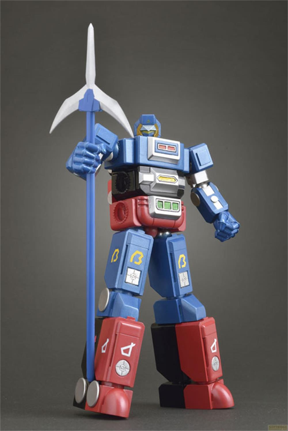 Un robot blu e rosso con una lancia si erge su uno sfondo grigio.