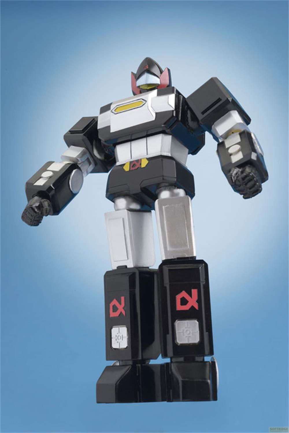 Un robot nero con accenti argentati si erge su sfondo blu.