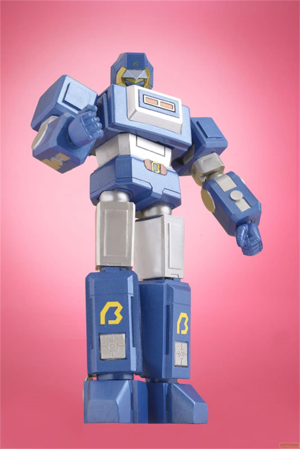 Un robot blu con accenti argentati si erge su uno sfondo rosa.
