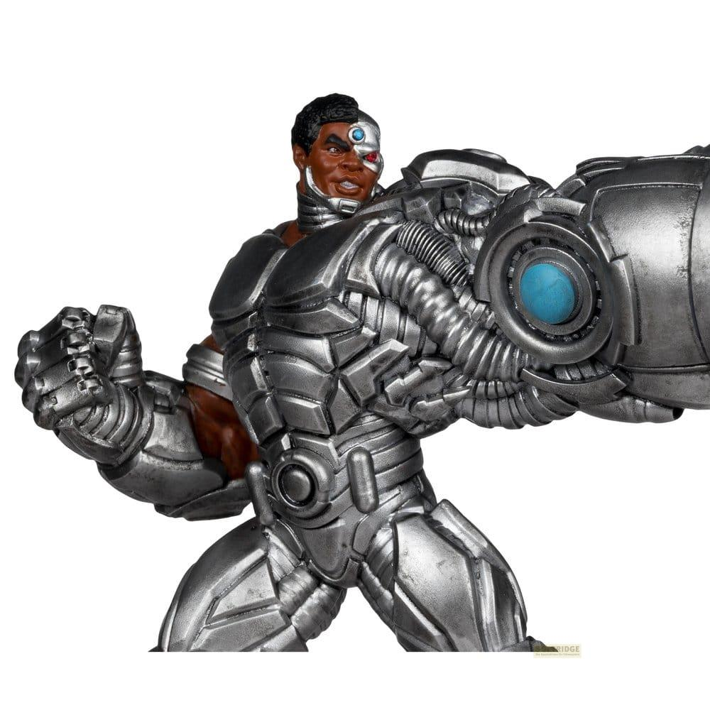 Cyborg-Figur in silberner Rüstung mit einem mechanischen Arm und einem roten Auge.