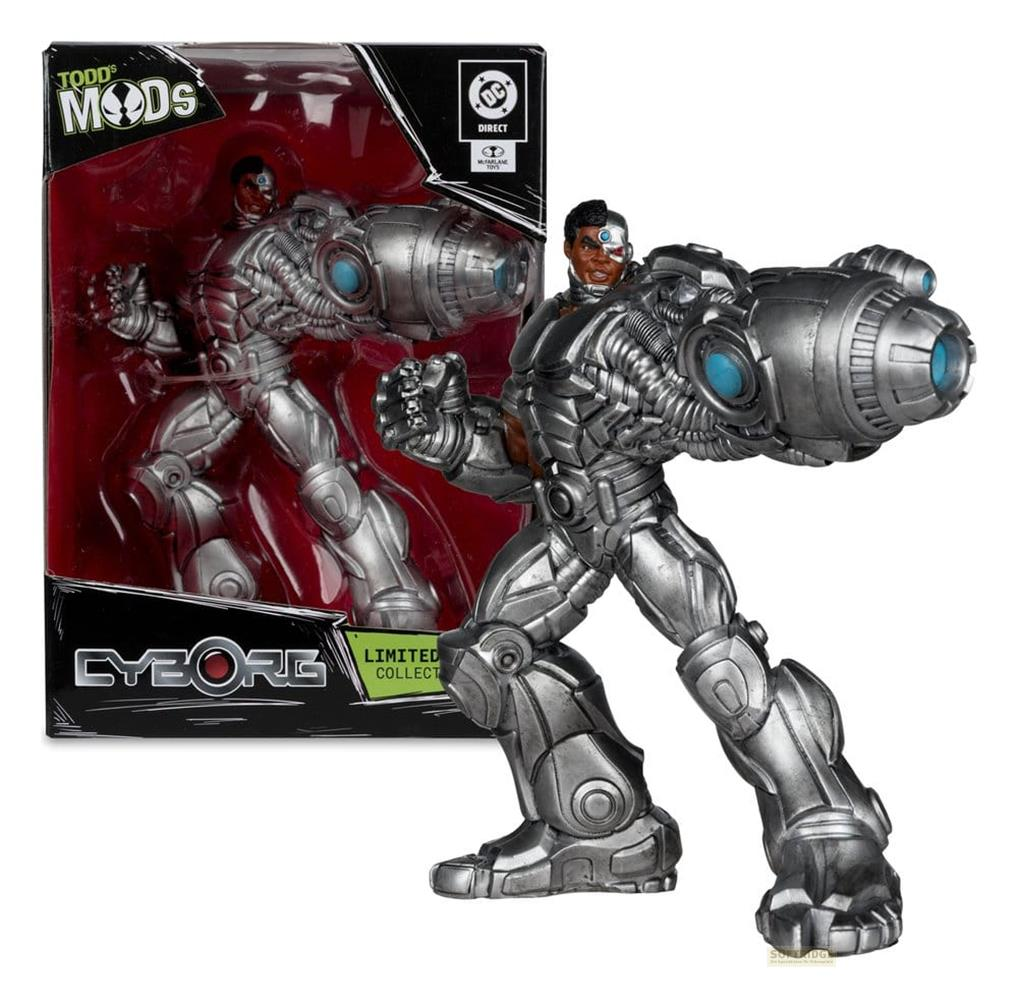 Cyborg-Actionfigur in silberner Rüstung mit großer Kanone, neben der Verpackung.