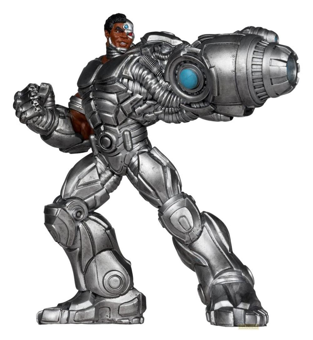 Ein Cyborg mit einem silbernen, metallischen Anzug und einer großen Kanone.