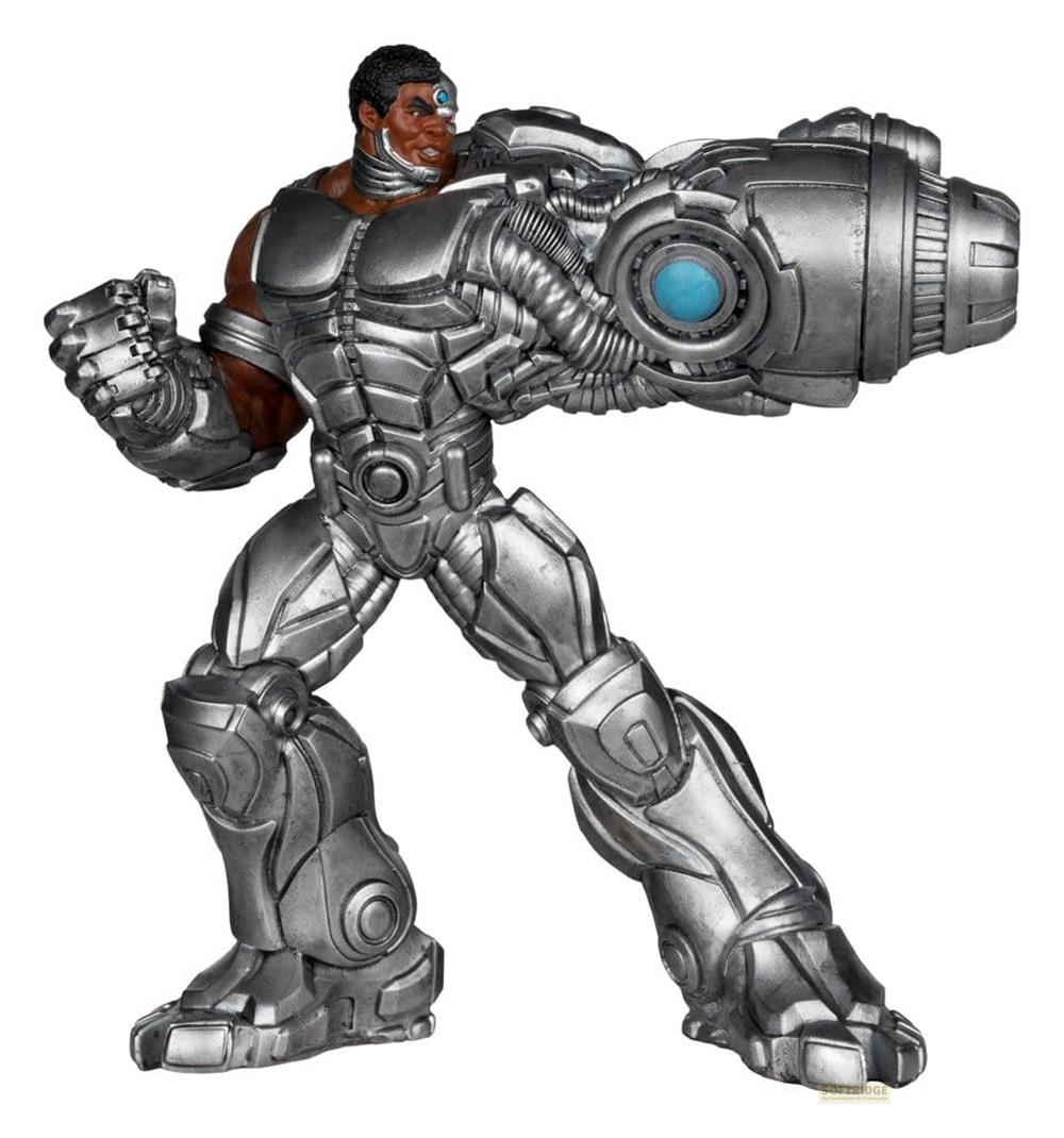 Cyborg-Figur in silberner Rüstung mit einem großen Geschütz am rechten Arm auf weißem Hintergrund.