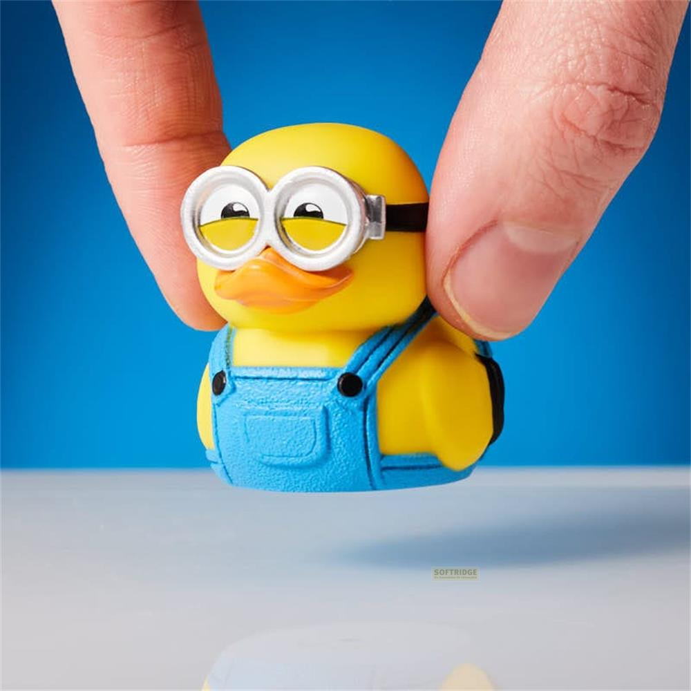 Gelbe Gummi-Ente im Minion-Stil mit blauer Latzhose und Brille.