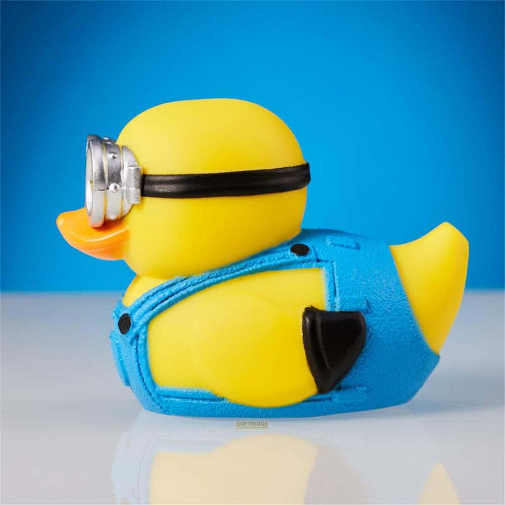Gelbe Gummiente mit Minion-Outfit und Schutzbrille auf blauem Hintergrund.