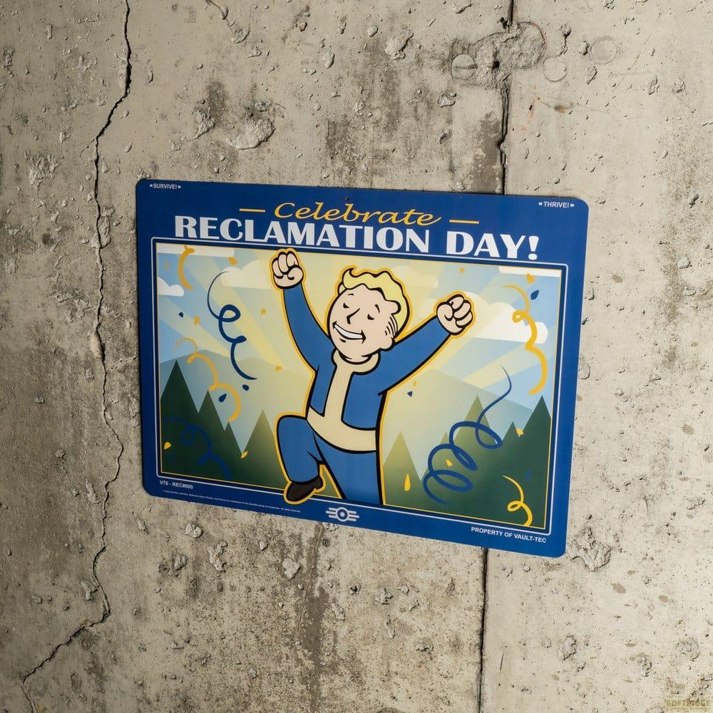 Vault Boy feiert den Reclamation Day mit Konfetti und Fahnen vor einer Berglandschaft.