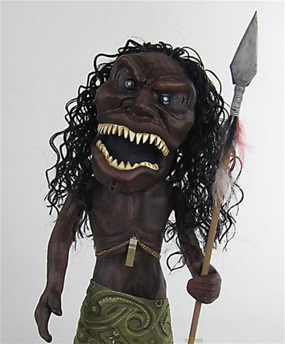 Eine dunkle Figur mit langen schwarzen Haaren und einem Speer hält sie.
