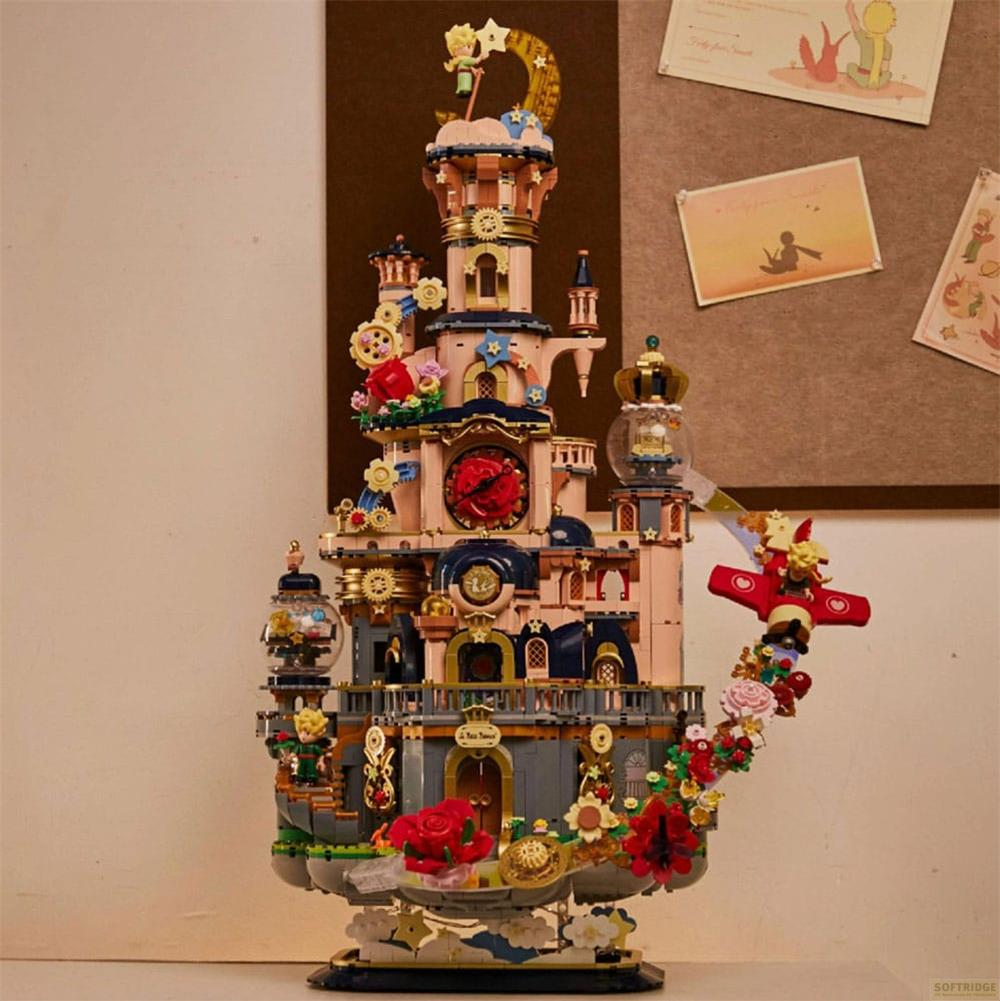 Ein detailliertes Lego-Schloss mit rosa Türmen, Zahnrädern, einer Uhr und kleinen Figuren.