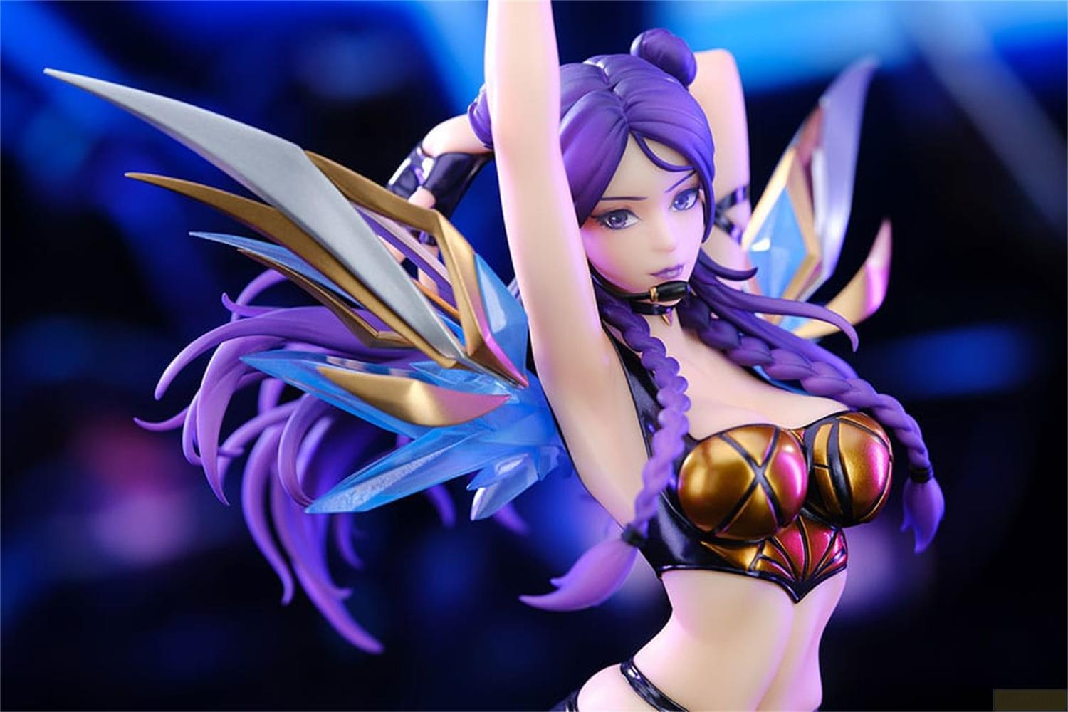Figura con pelo morado y alas, posando con un traje dorado.