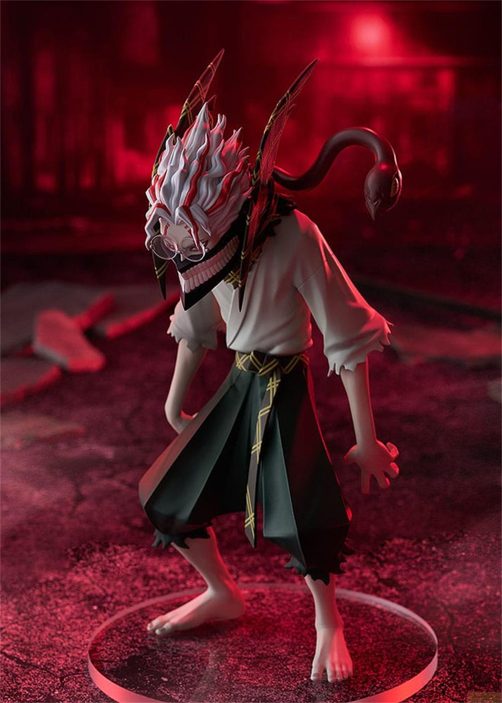 Eine Figur mit weißem Haar, roter Maske und Schlangenrücken steht auf einem roten Boden.