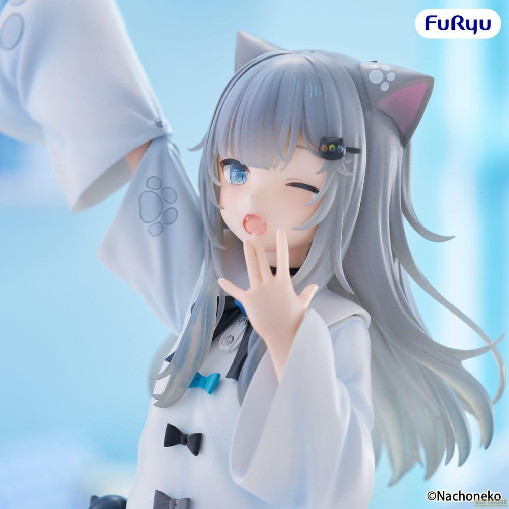 Anime-Figur mit silbernem Haar und Katzenohren, die eine weiße Robe trägt.