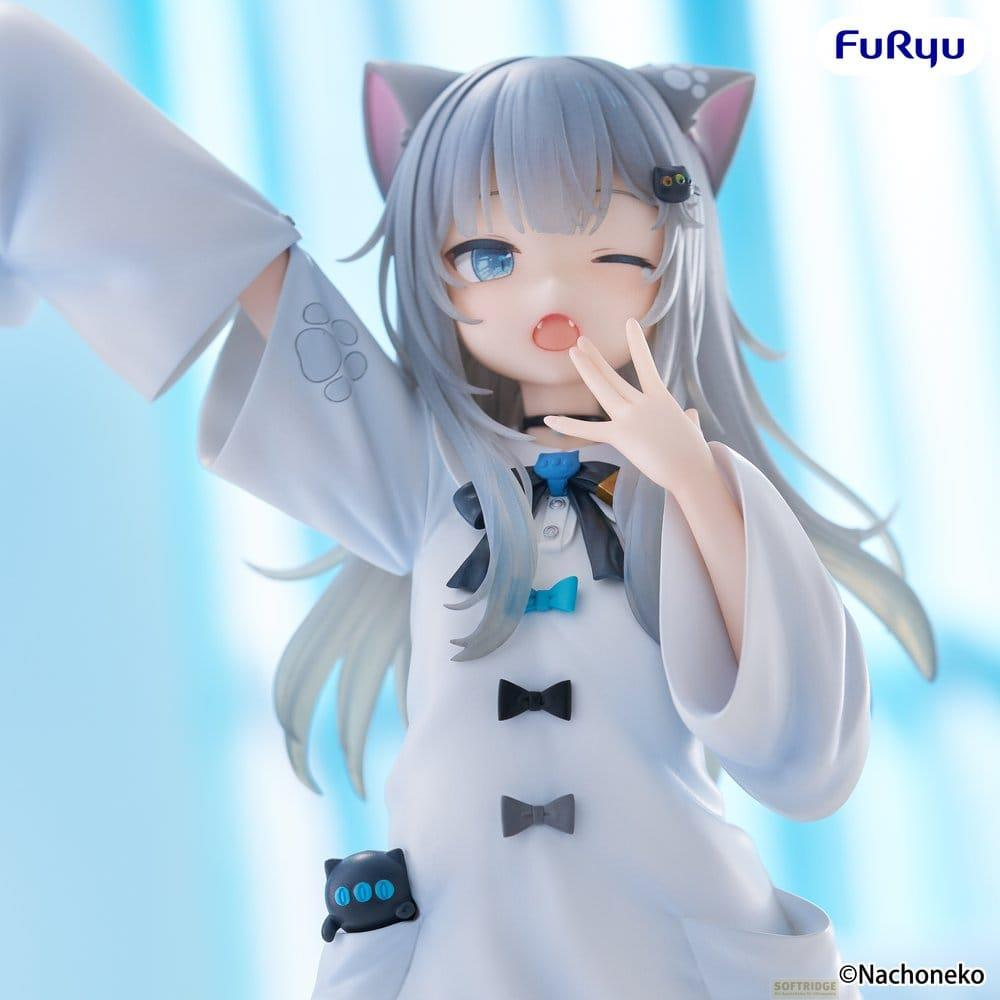 Eine Anime-Figur mit silbernem Haar, Katzenohren und einem weißen Outfit zwinkert.