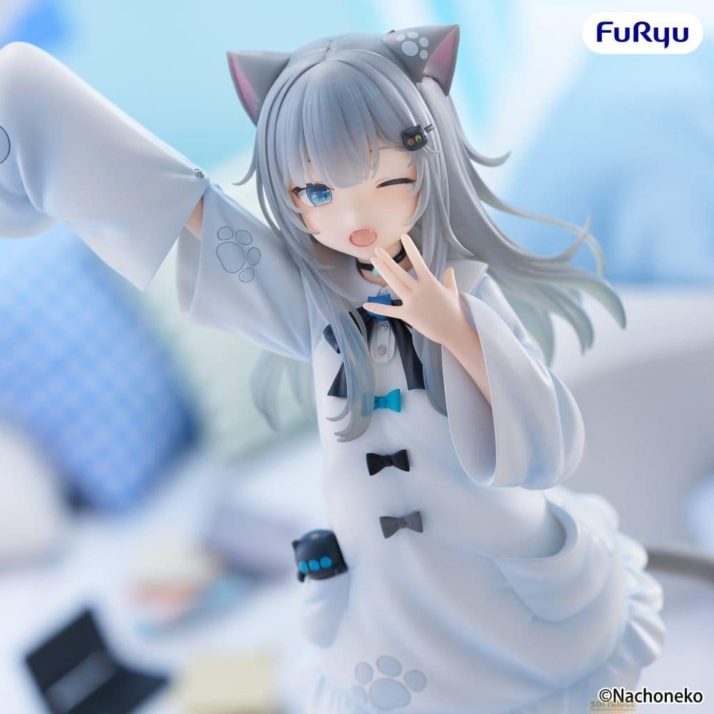 Eine Anime-Figur mit Katzenohren und einem weißen Outfit winkt mit einem Lächeln.