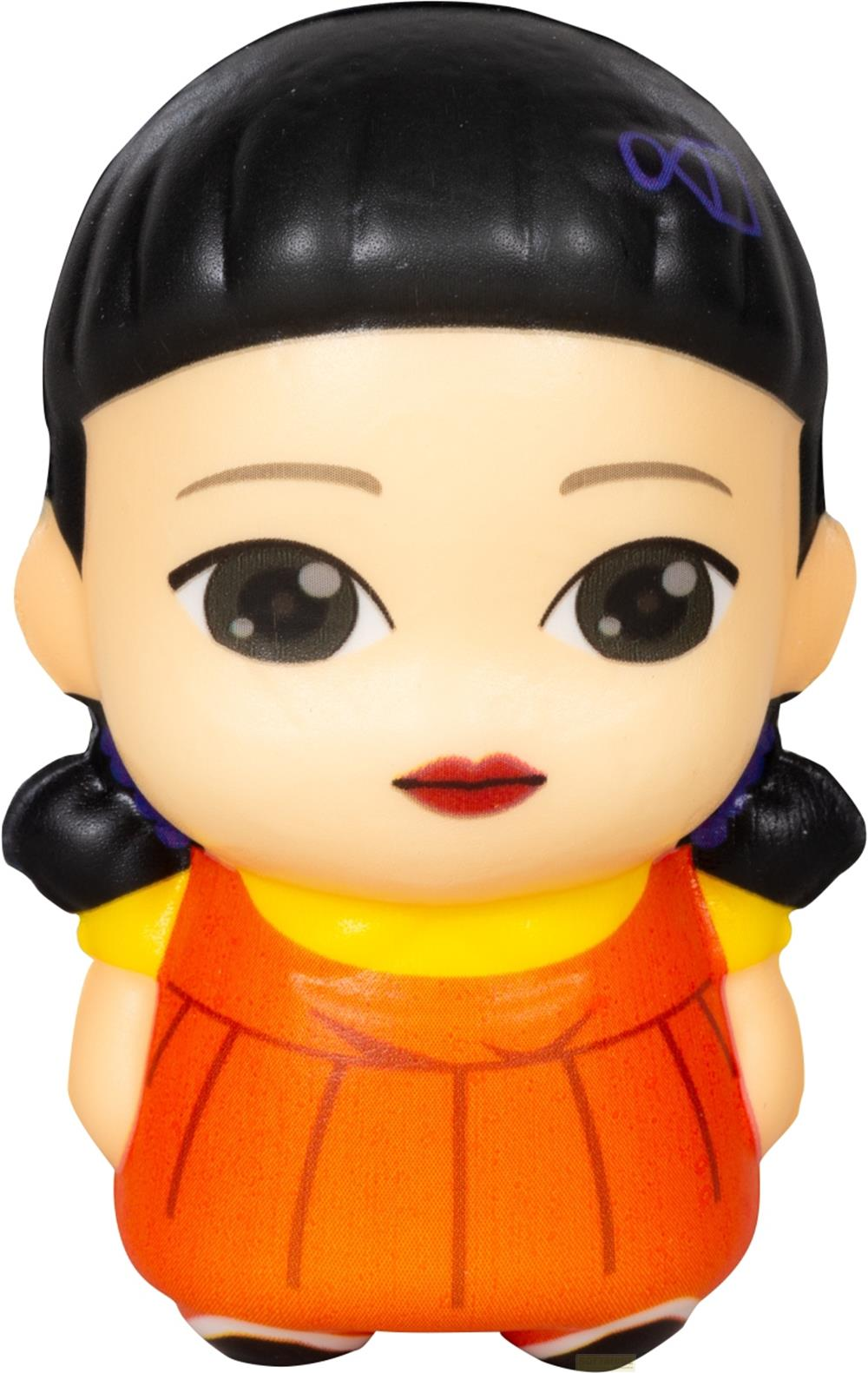 Eine kleine Figur mit schwarzen Haaren, gelbem Hemd und orangefarbenem Kleid.