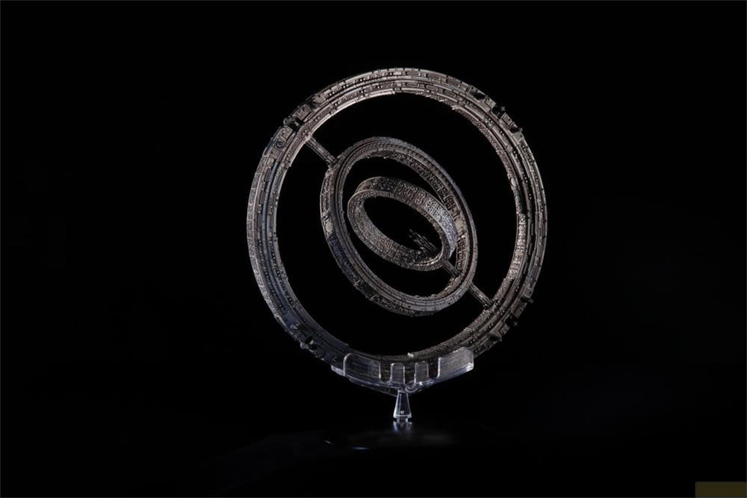 Ein silbernes, ringförmiges Objekt mit inneren Ringen auf einem klaren Ständer.