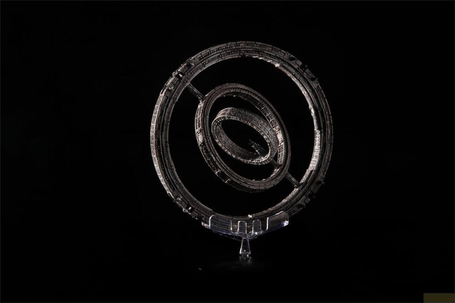 Ein detailliertes Modell einer Raumstation mit mehreren Ringen vor schwarzem Hintergrund.