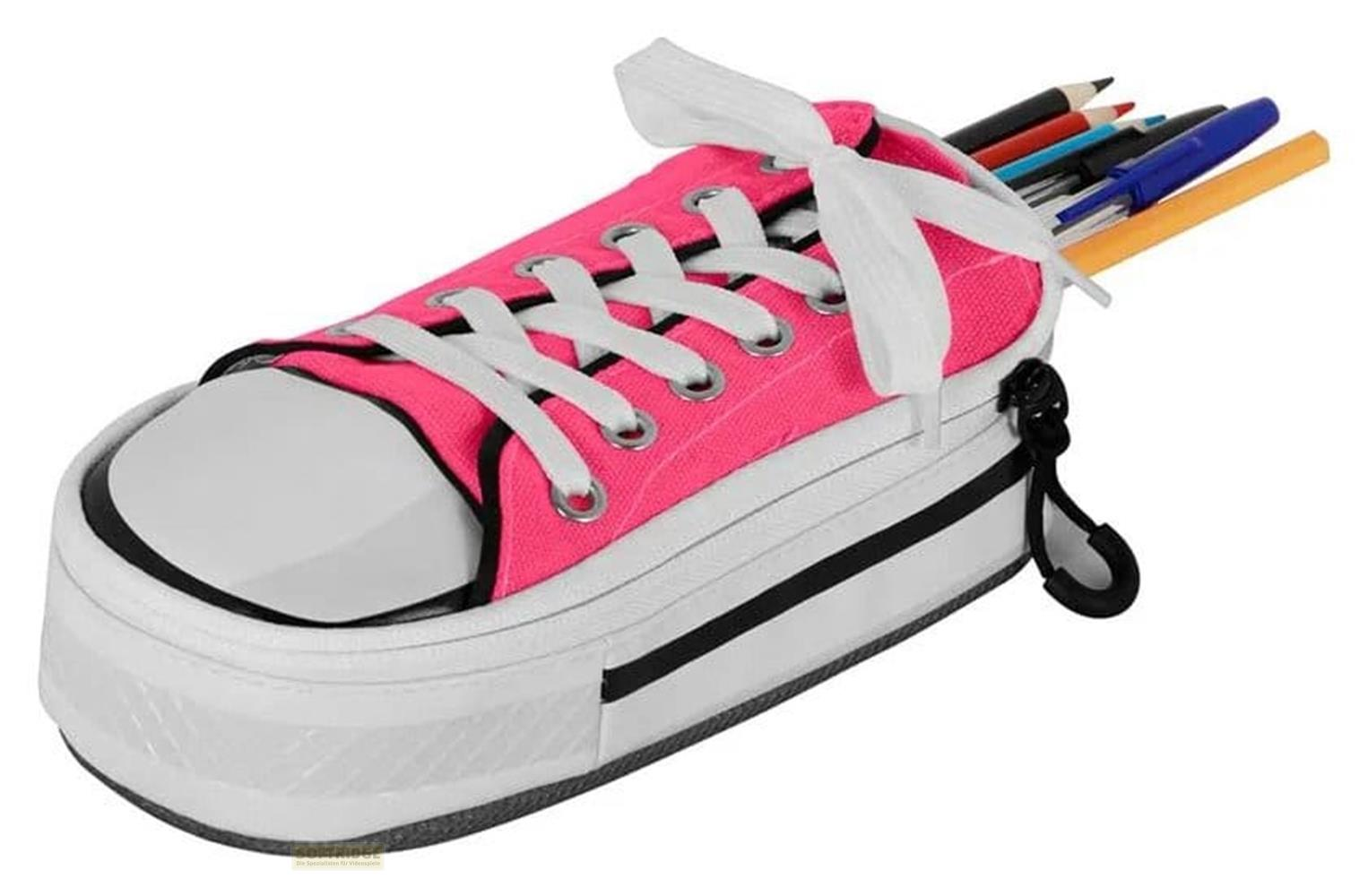 Ein pinker Sneaker-Stiftehalter mit weißen Schnürsenkeln, gefüllt mit Stiften und Bleistiften.