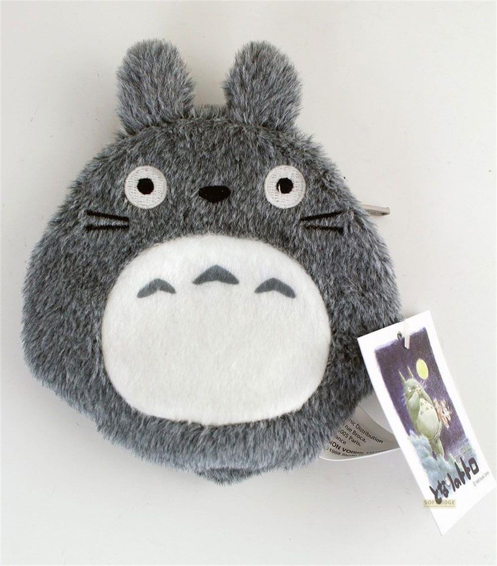 Portamonete in peluche grigio con faccia di Totoro e un'etichetta con Totoro.
