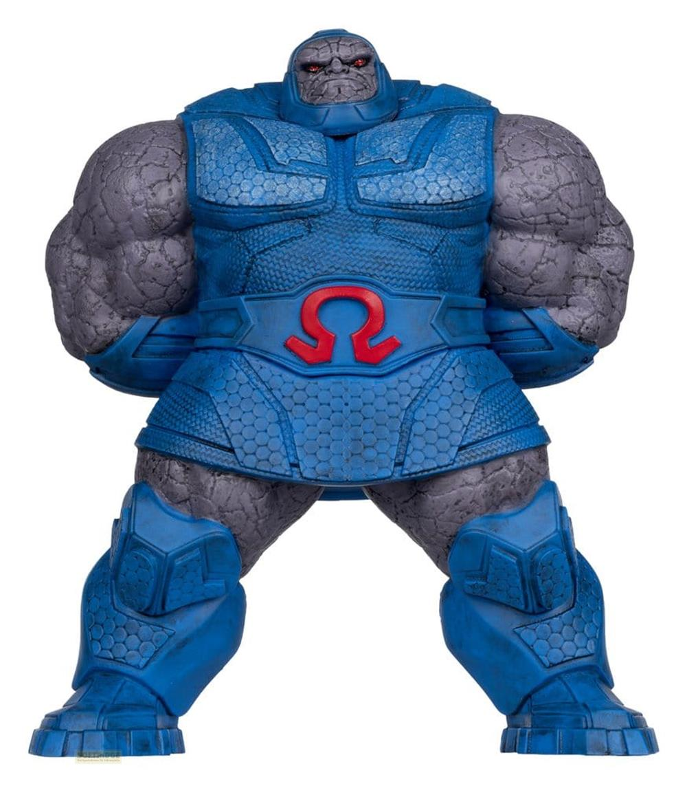 Eine Actionfigur von Darkseid, dem Bösewicht aus DC Comics, in blauer Rüstung mit rotem Omega-Symbol.