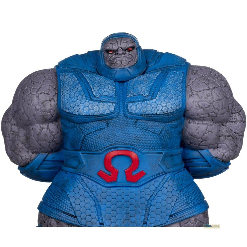 Eine Actionfigur von Darkseid in blauer Rüstung mit roten Augen und einem Omega-Symbol.