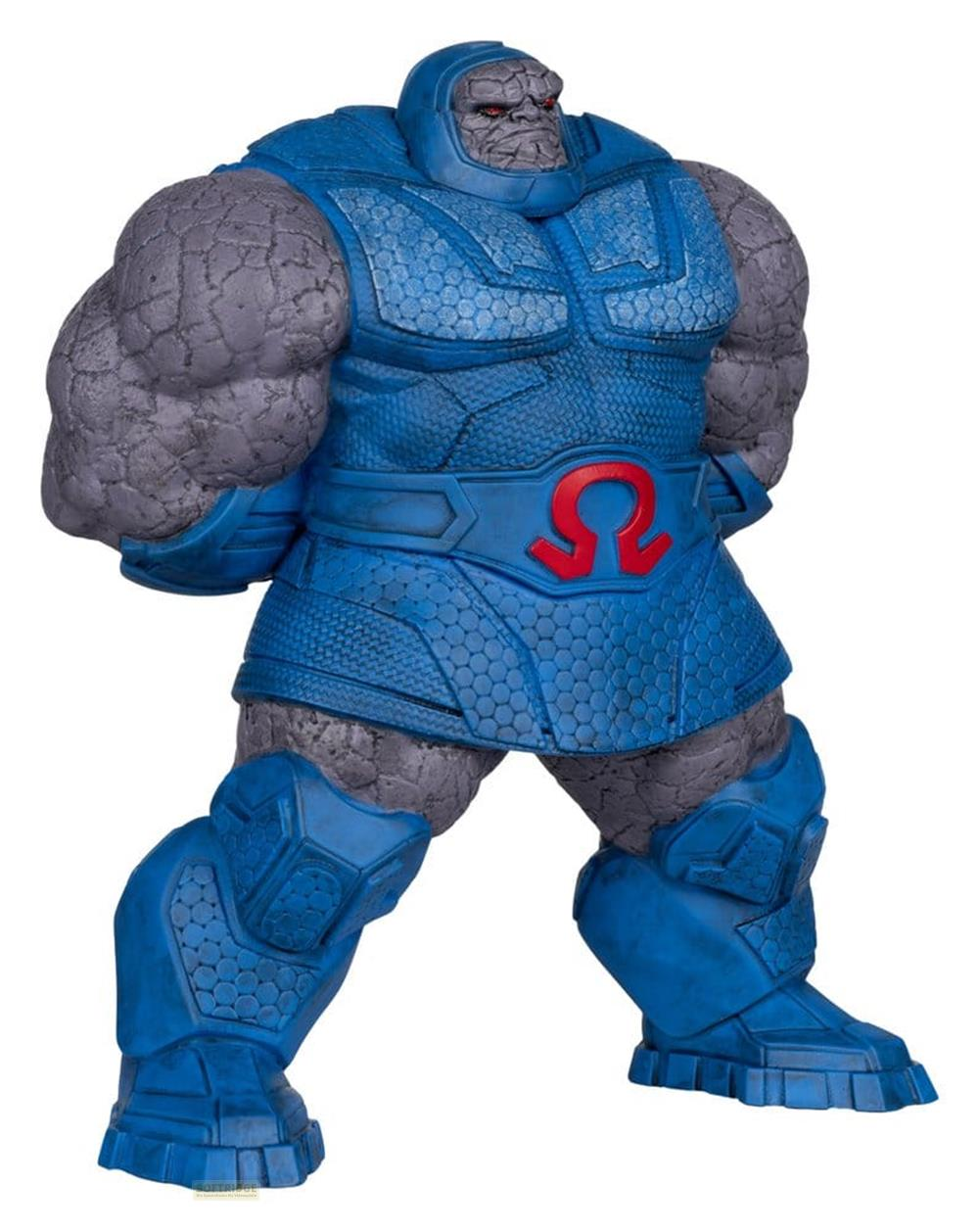 Eine Actionfigur von Darkseid in blauer Rüstung mit grauen Armen und Kopf.