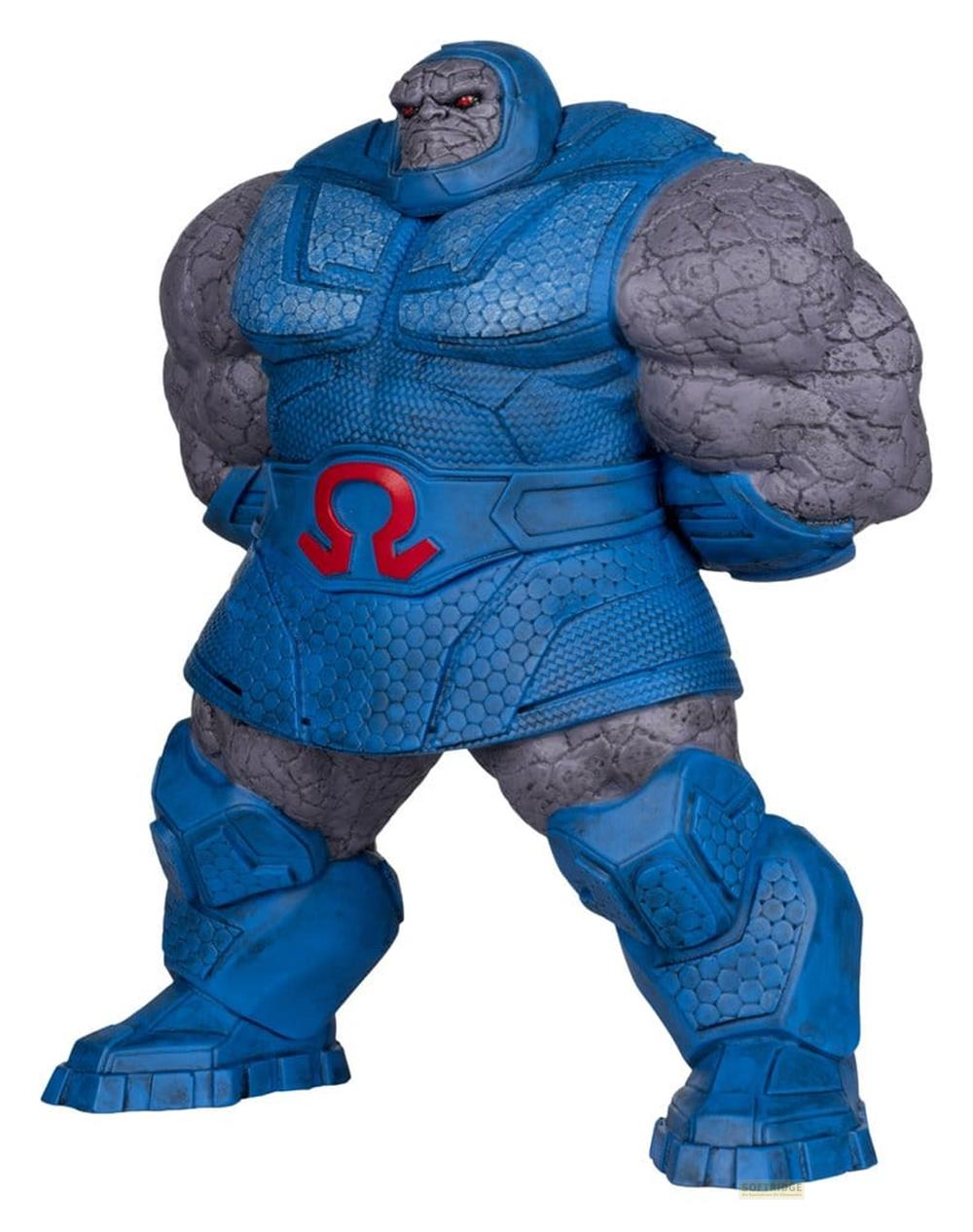 Eine Actionfigur von Darkseid in blauer Rüstung mit roten Omega-Symbol.