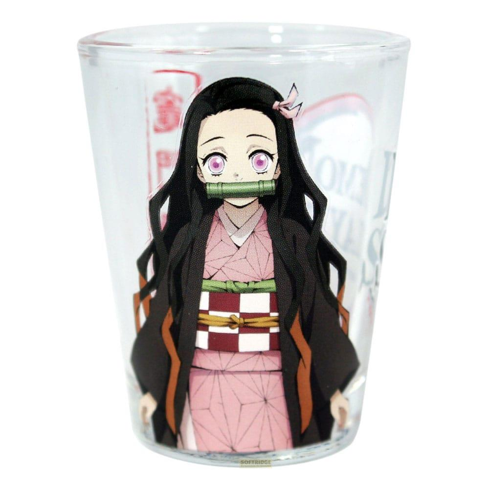 Ein Glas mit Nezuko Kamado aus Demon Slayer, sie trägt ein rosa Kimono.
