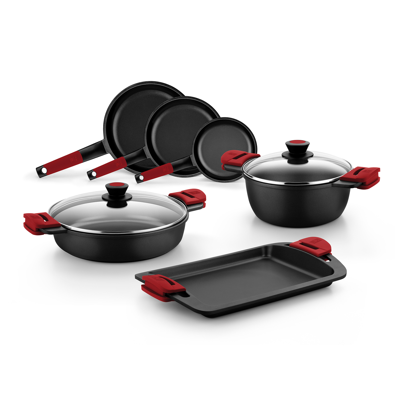 Zestaw naczyń kuchennych: patelnie, garnki i blacha z czerwonymi uchwytami.