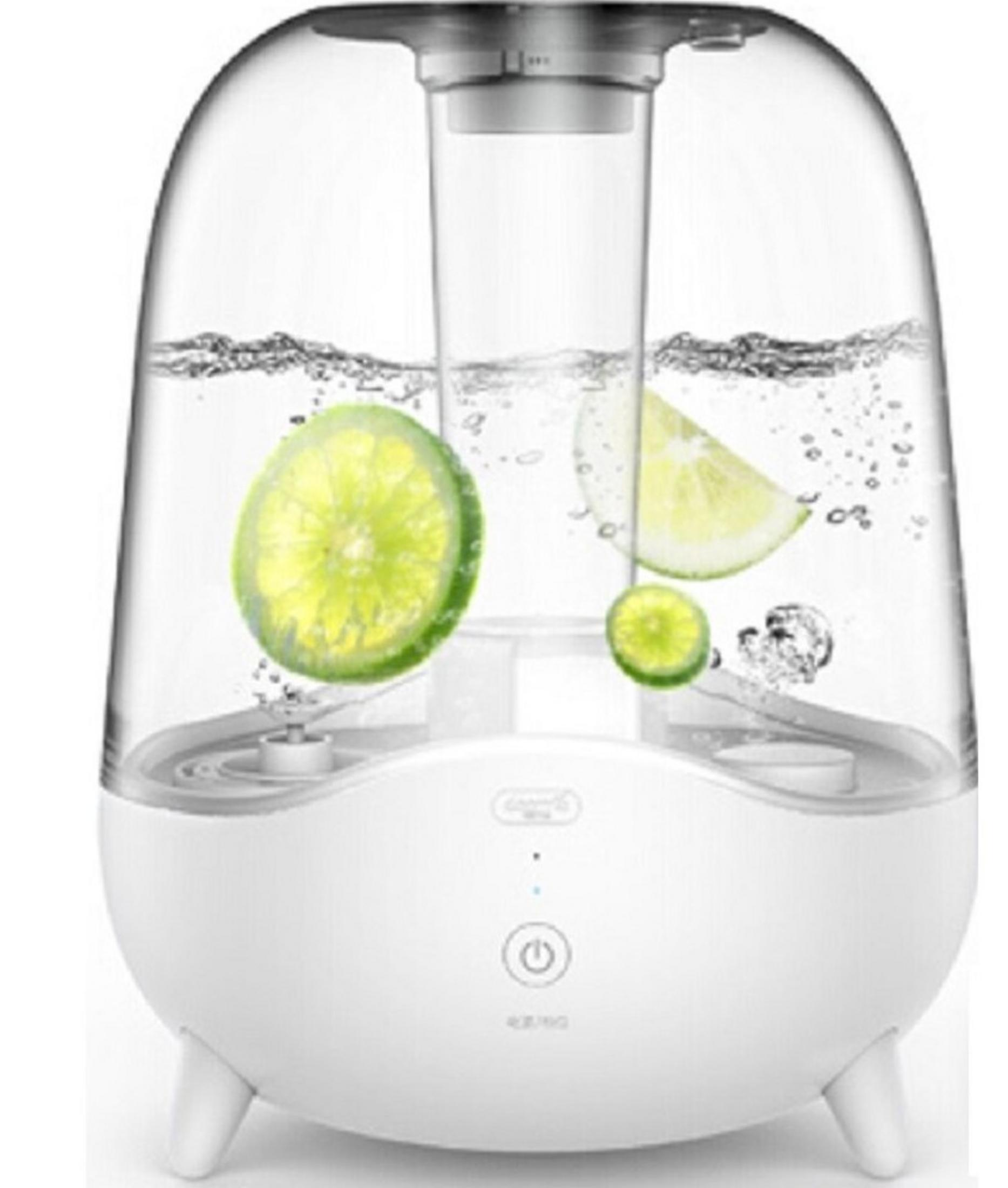 Un diffusore bianco con tre fette di lime nell'acqua.