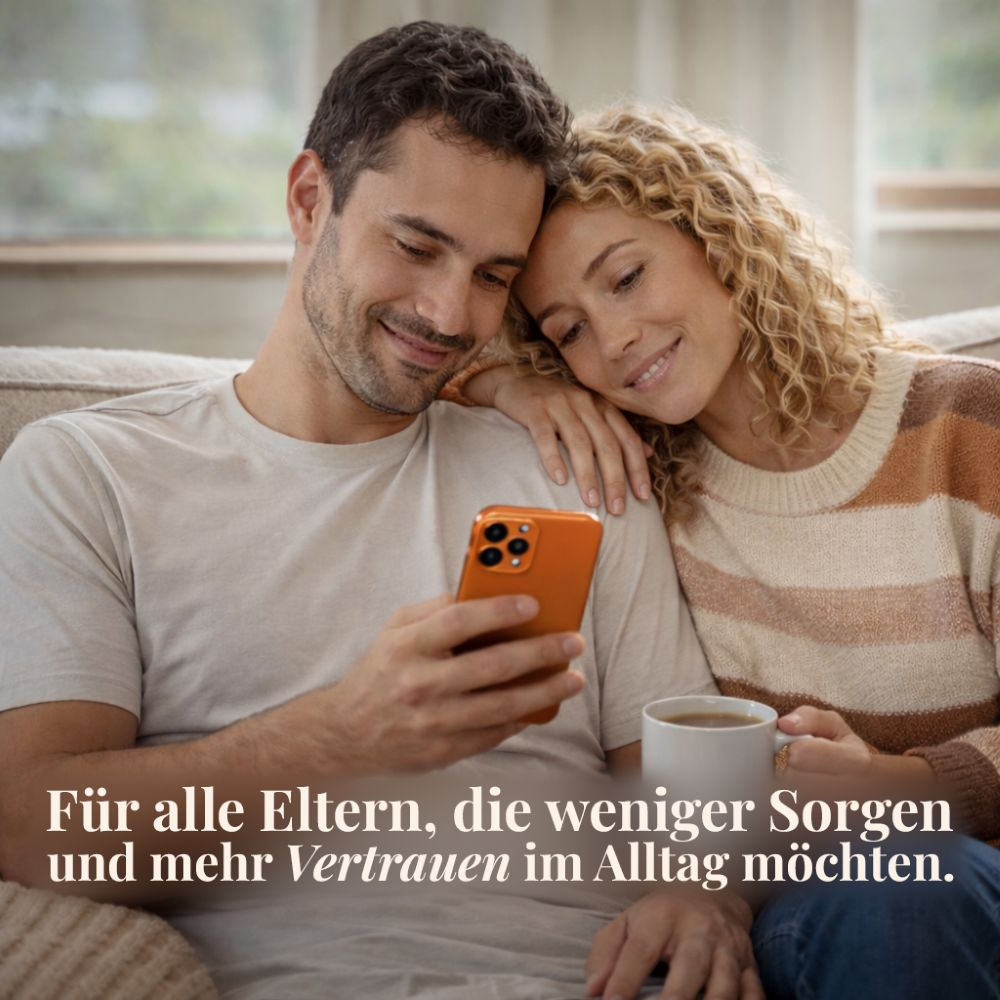 Ein Mann und eine Frau sitzen eng auf einer Couch und schauen auf ein Handy. Er hält das Handy, sie lehnt ihren Kopf an seine Schulter.