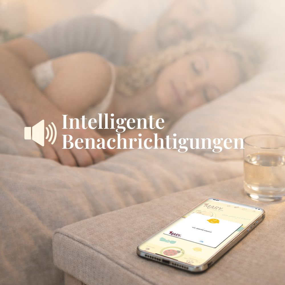 Ein Paar schläft im Bett, ein Smartphone liegt daneben.