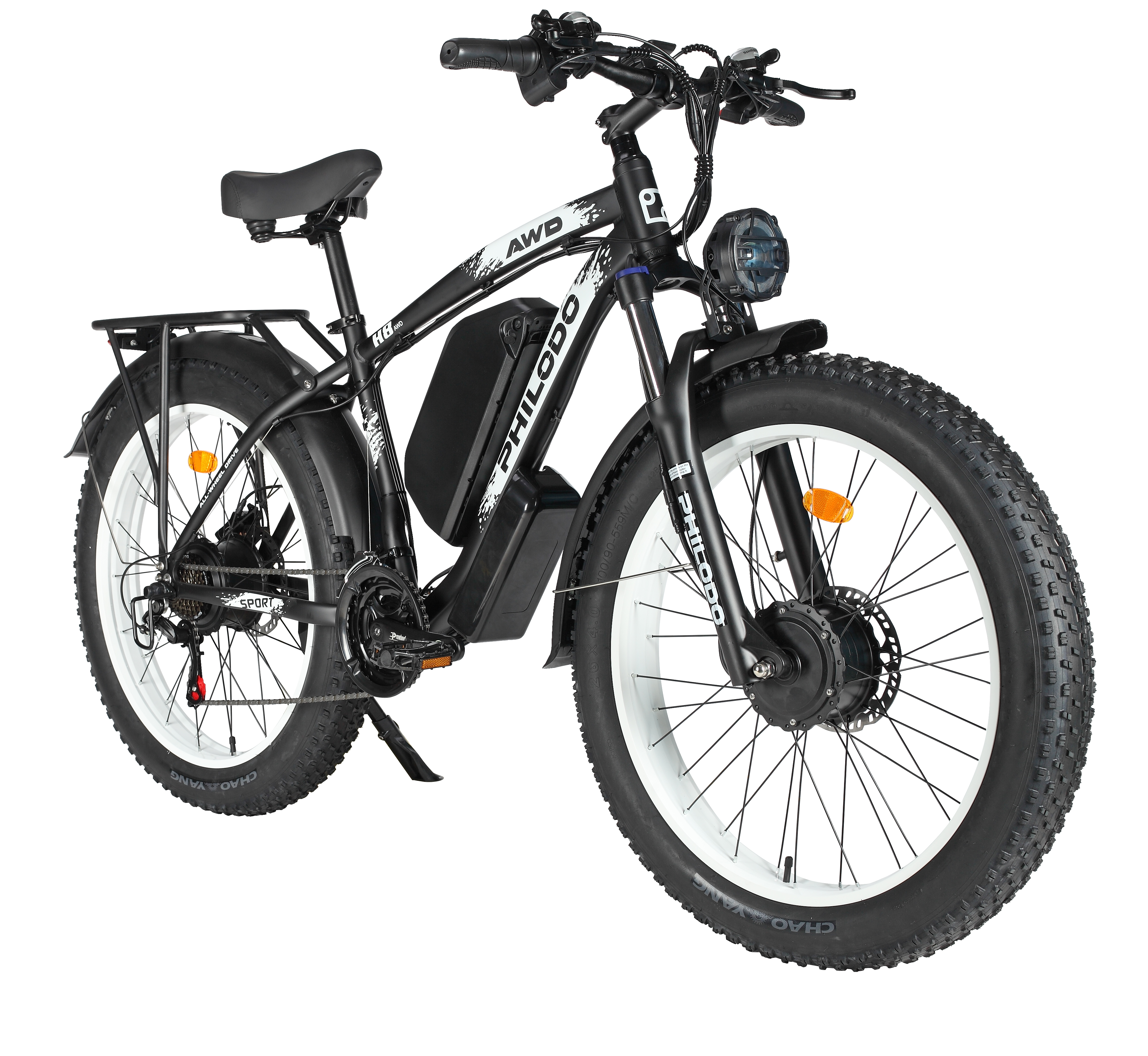 Bicicleta eléctrica negra de llantas anchas con aros blancos, luz frontal y portabultos.