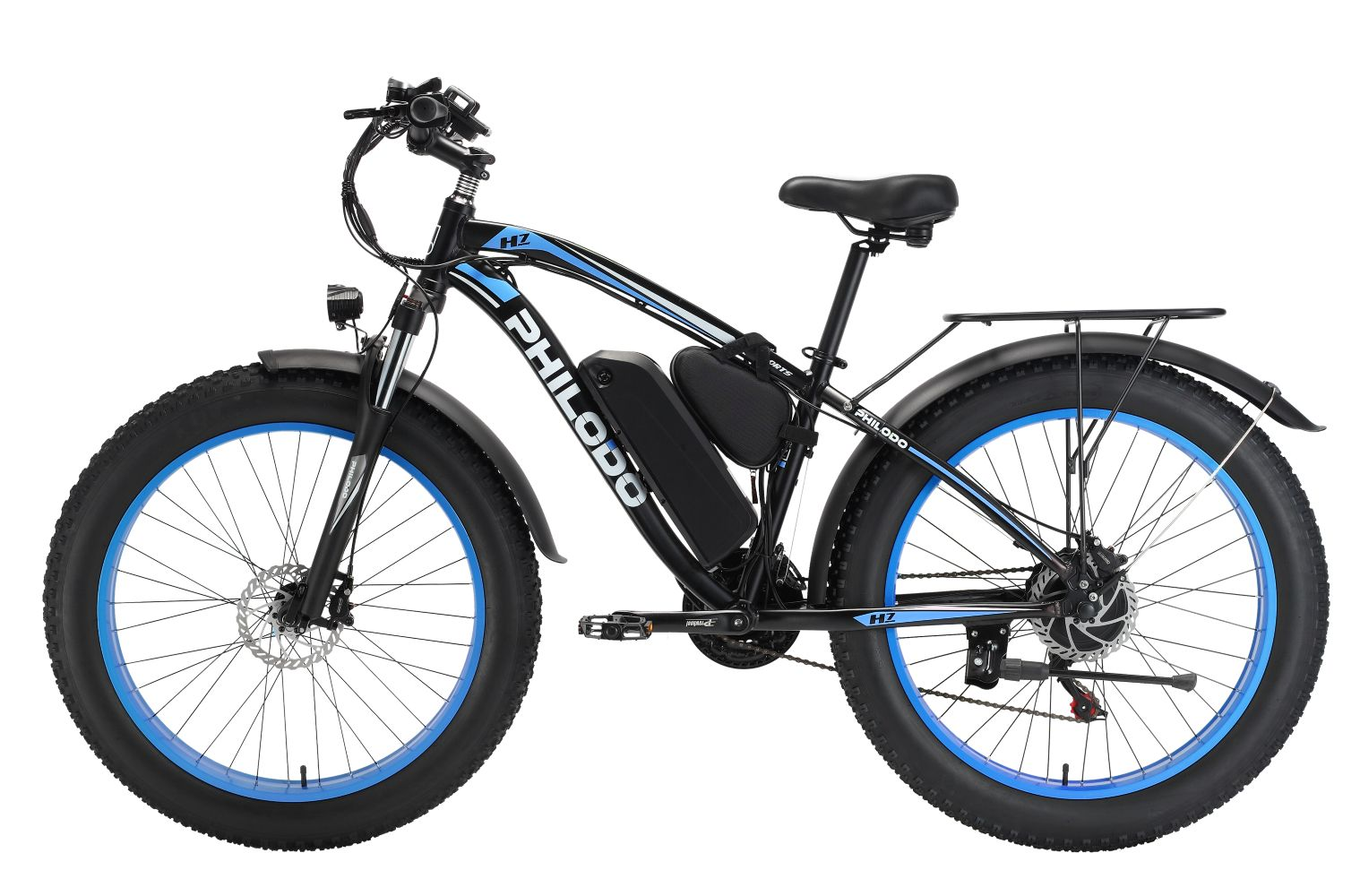 Bicicleta eléctrica negra de llantas anchas con aros azules, batería en el cuadro.