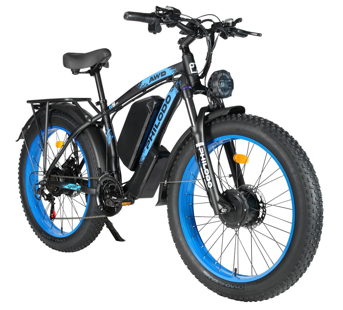 Bicicleta eléctrica negra de llantas anchas con aros azules, vista frontal.