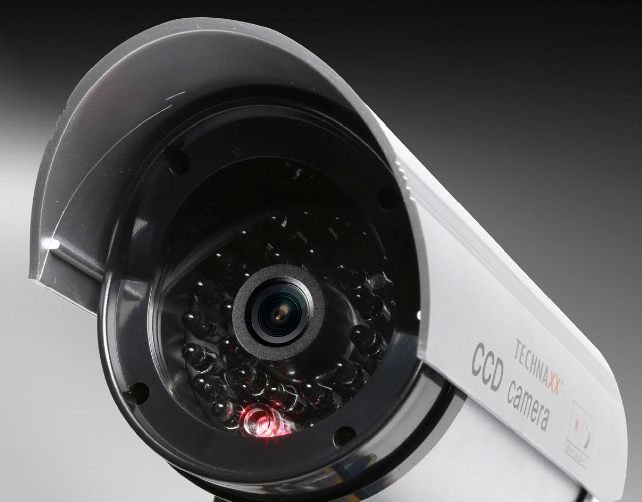 Kamera monitorująca z obiektywem i diodami podczerwieni.