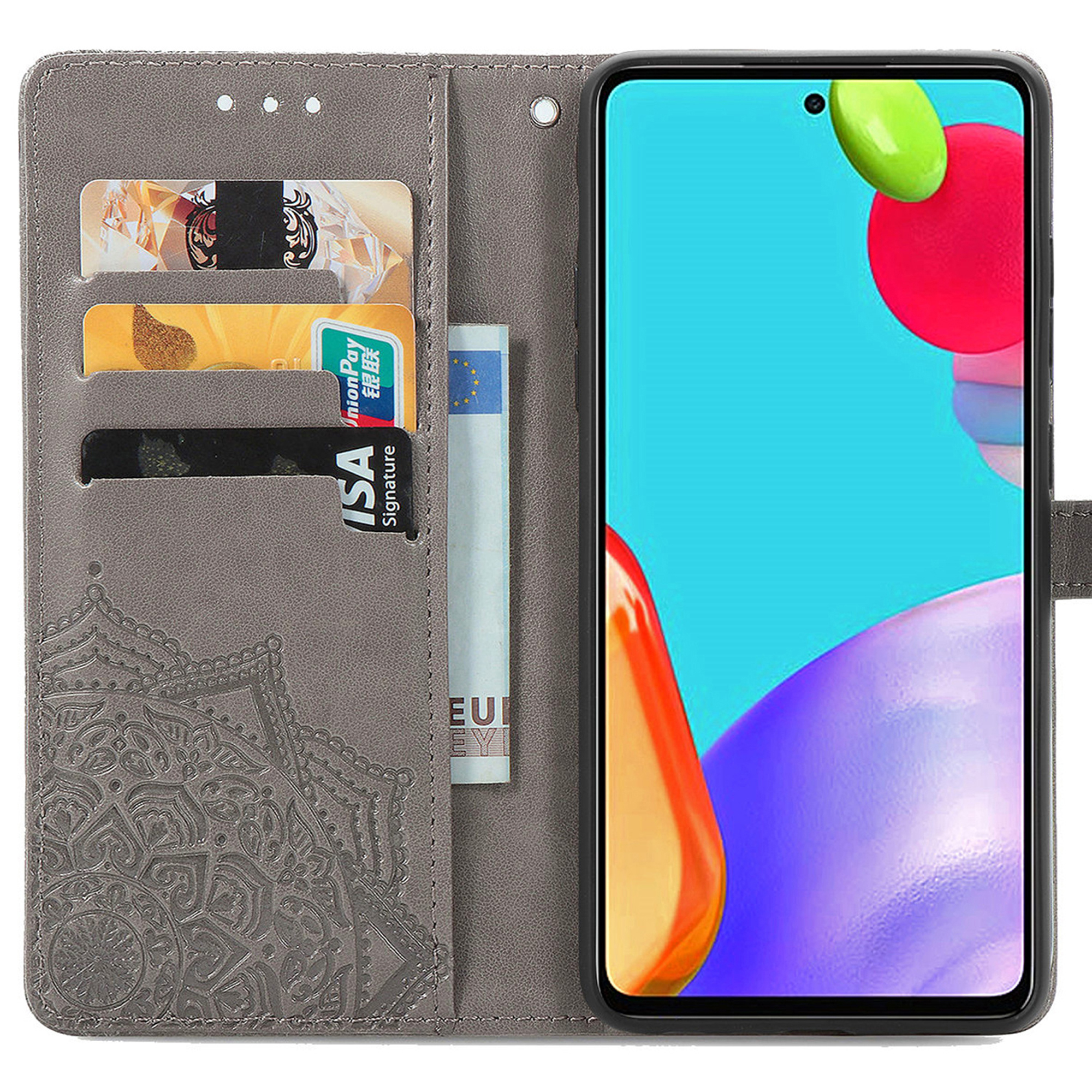 Grijze telefoonhoes met kaartsleuven en reliëf mandala. Een smartphone is open.