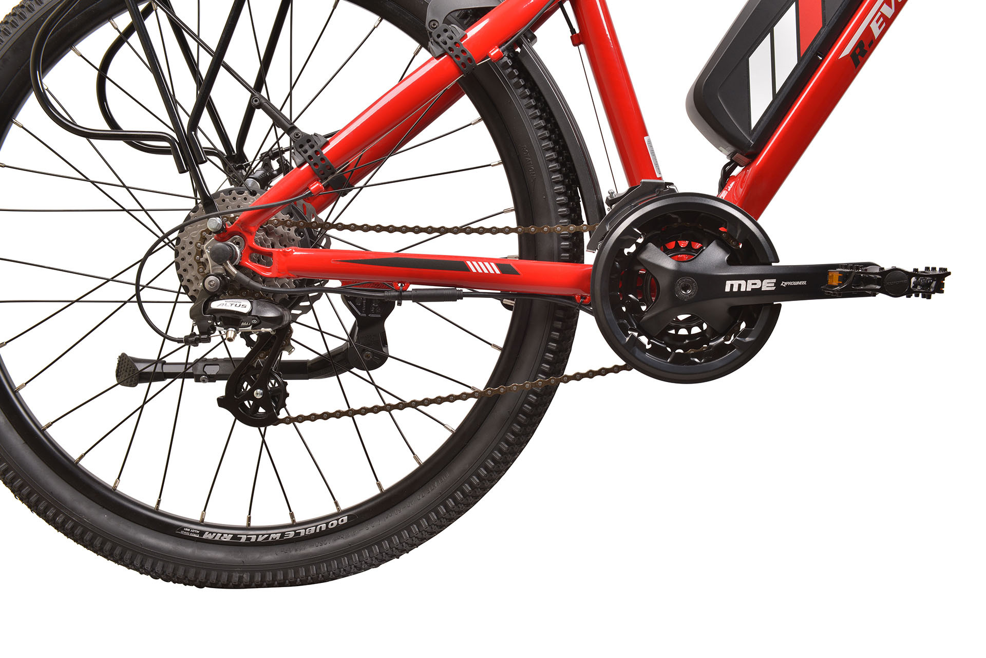 Zbliżenie na czerwony stelaż roweru, korbę, łańcuch i tylne koło.