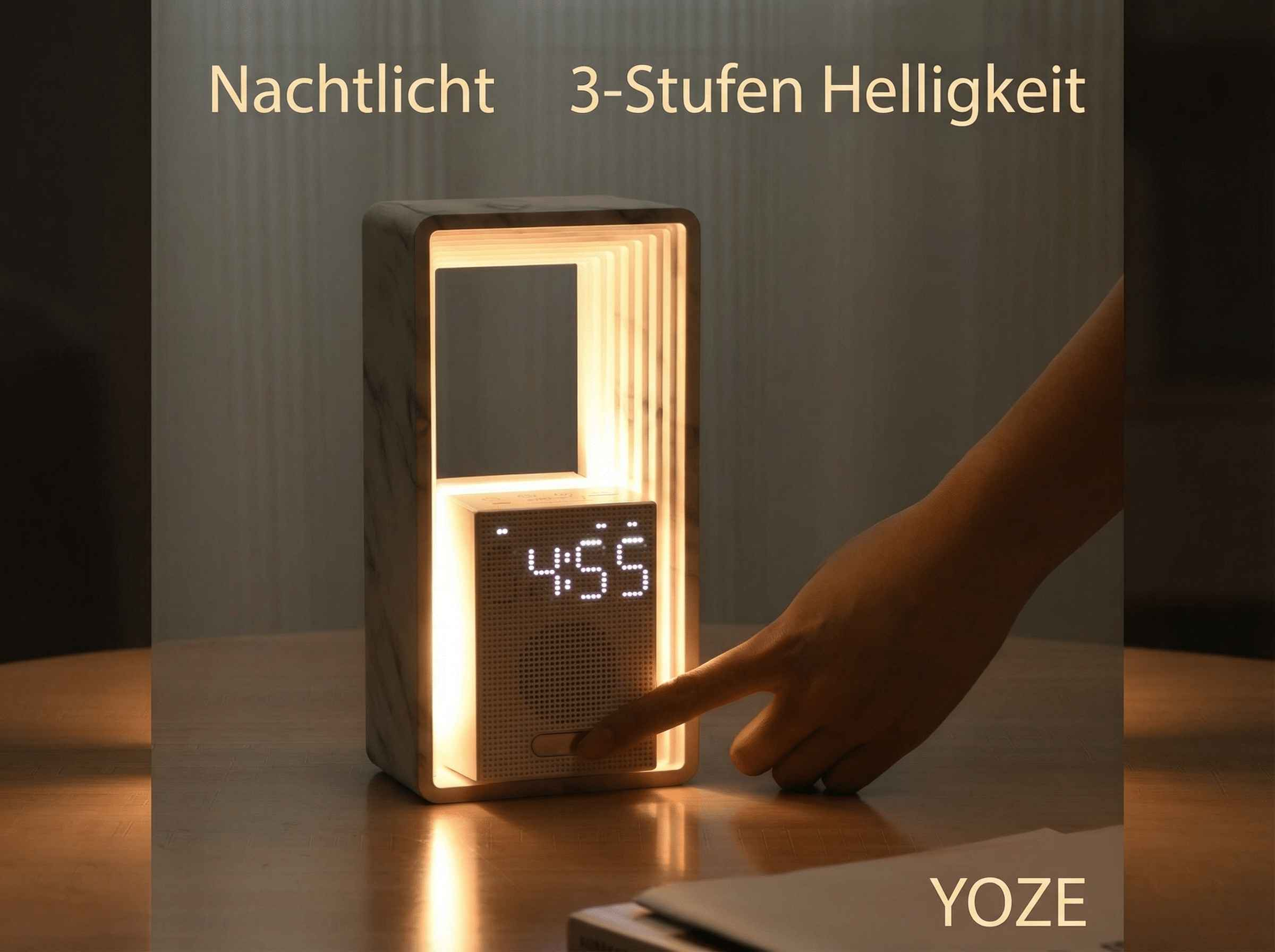 Ein Nachttisch mit digitaler Uhrzeit und Beleuchtung. Eine Hand drückt einen Knopf.