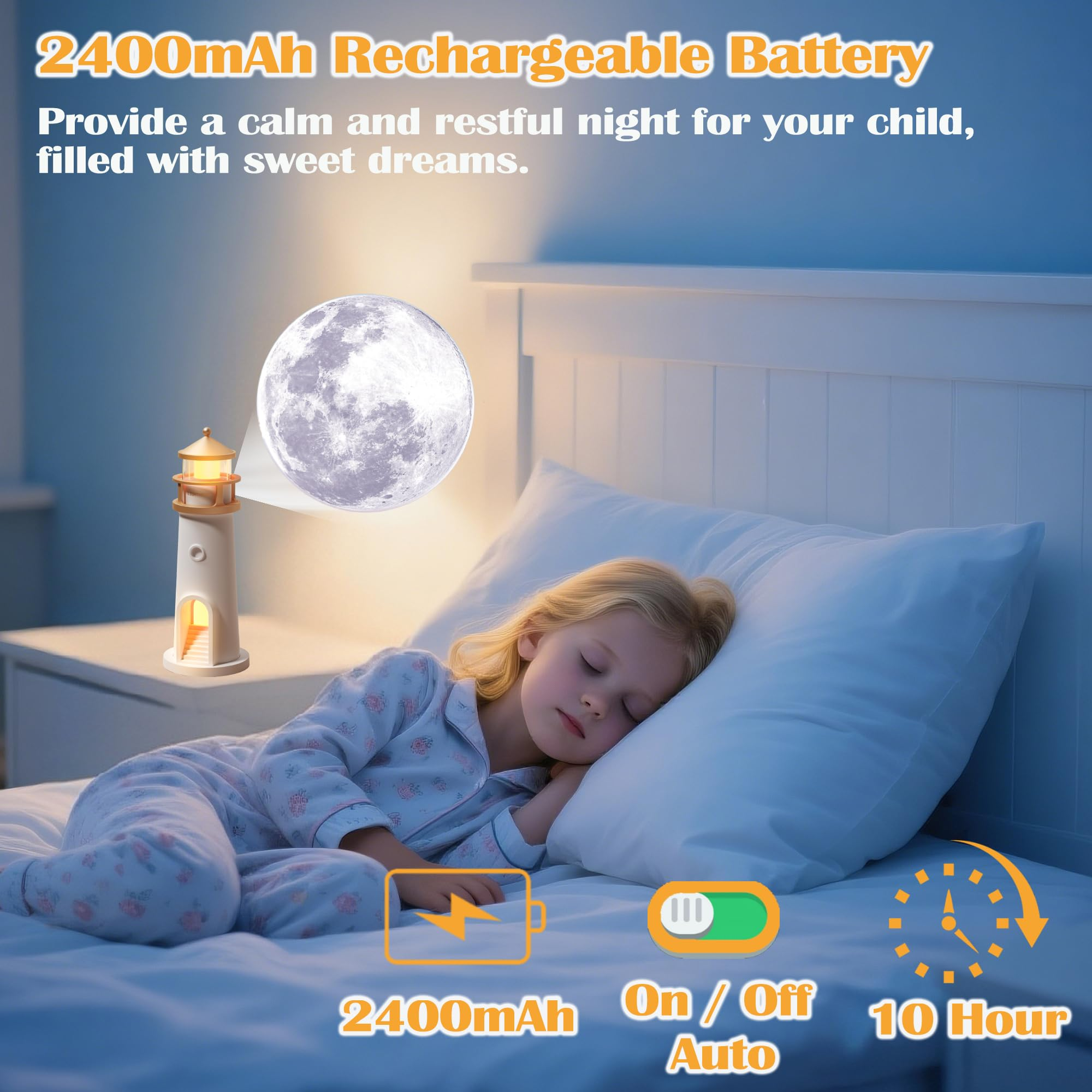 Ein kleines Mädchen schläft in einem Bett, ein Nachtlicht in Leuchtturmform projiziert den Mond.