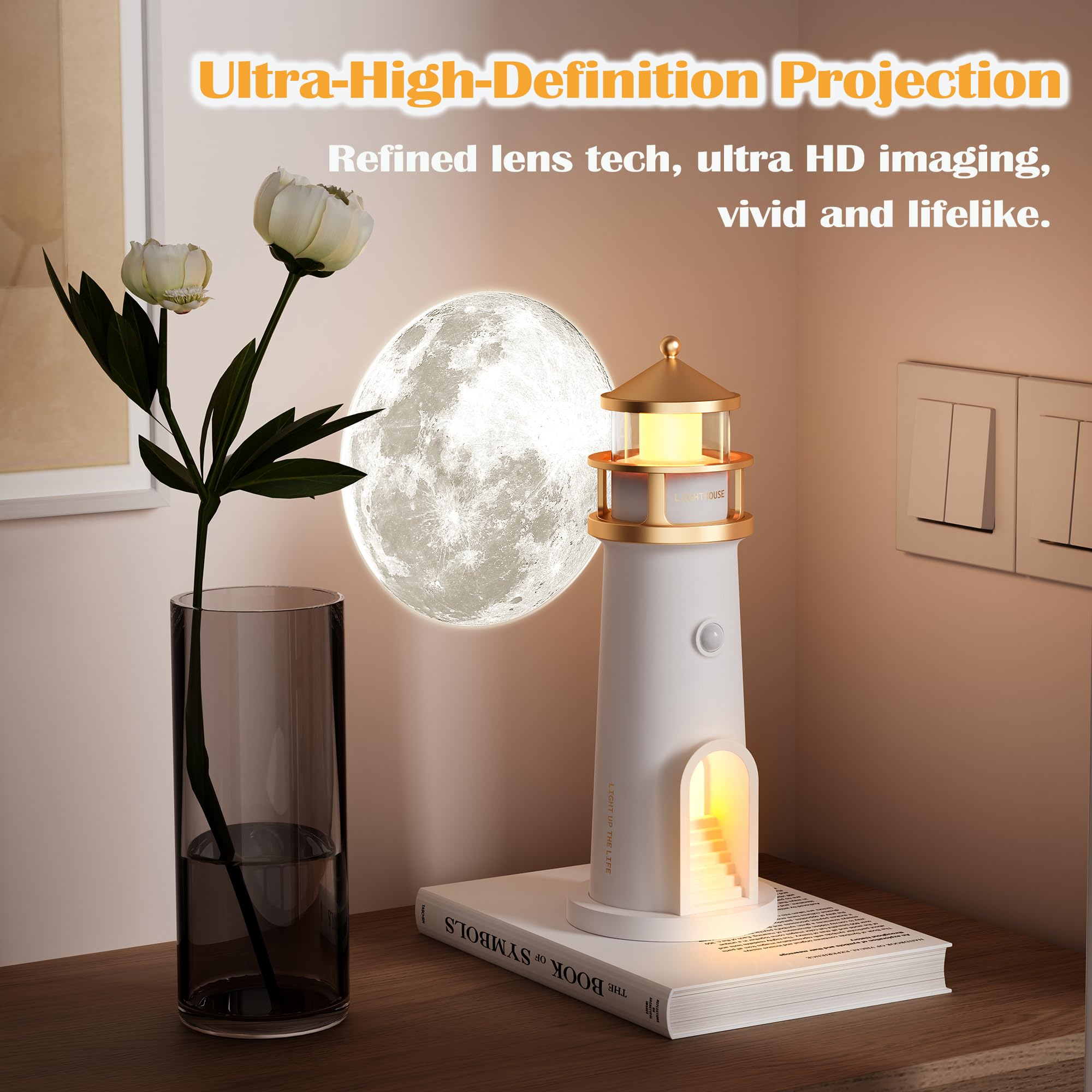 Eine weiße Leuchtturmlampe projiziert ein Mondbild. Links steht eine Vase mit Blumen.