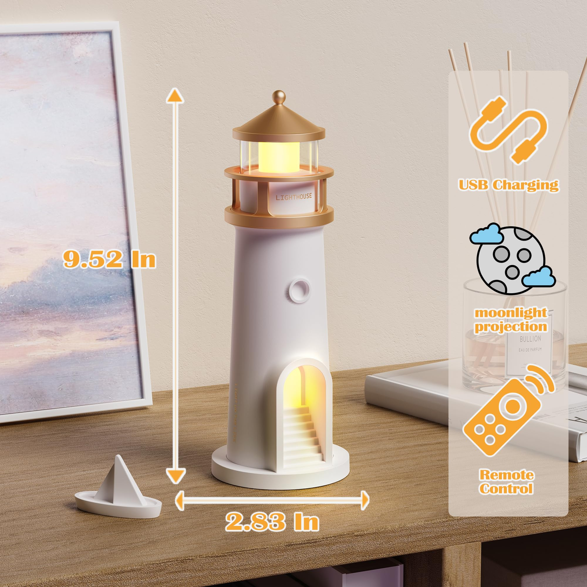 Weiße Leuchtturm-Lampe mit goldenem Dach und leuchtendem Fenster.