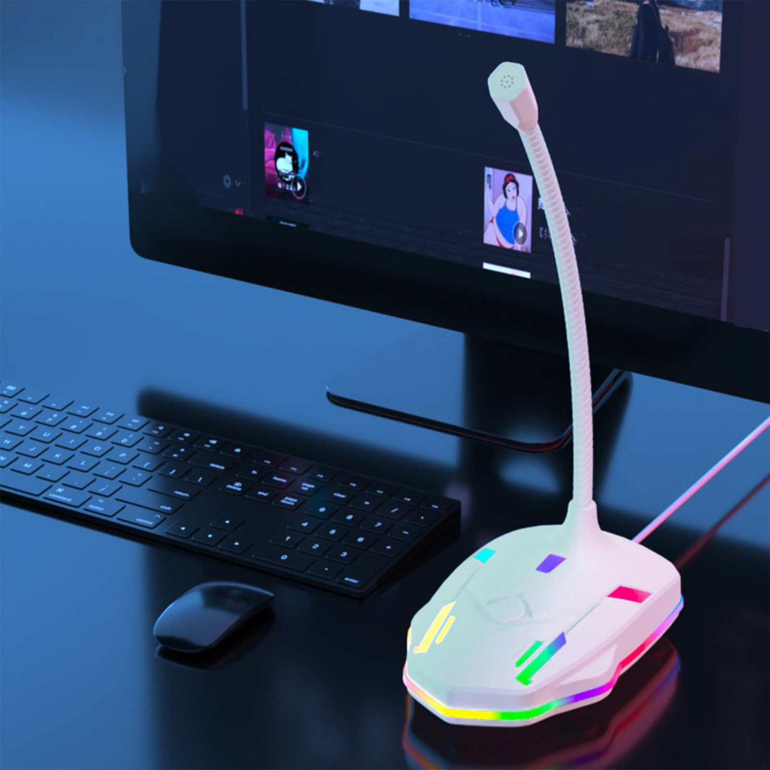 Ein weißes Mikrofon mit RGB-Beleuchtung steht neben einer Tastatur und Maus.