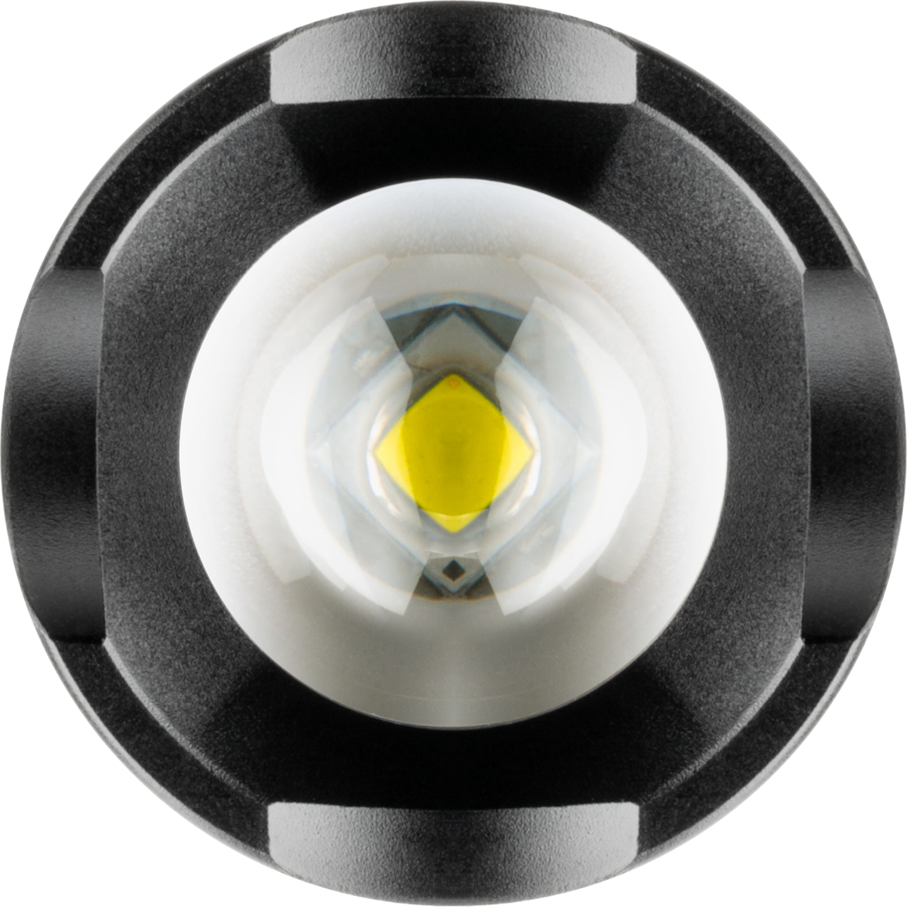 Zbliżenie przedniej części czarnej latarki z żółtą diodą LED i reflektorem.