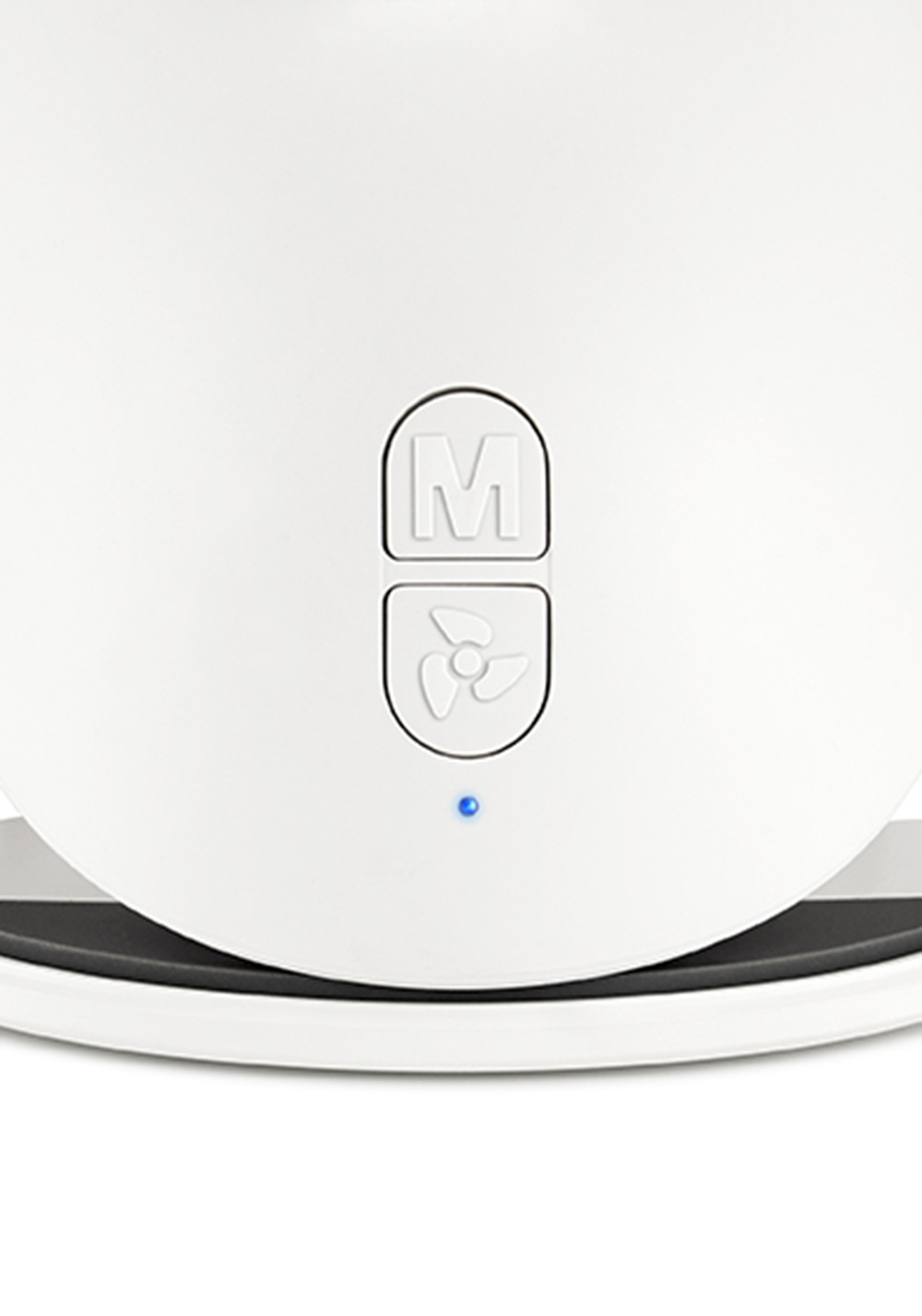 Biała powierzchnia z dwoma przyciskami: M i wentylator. Podświetlony niebieski punkt.