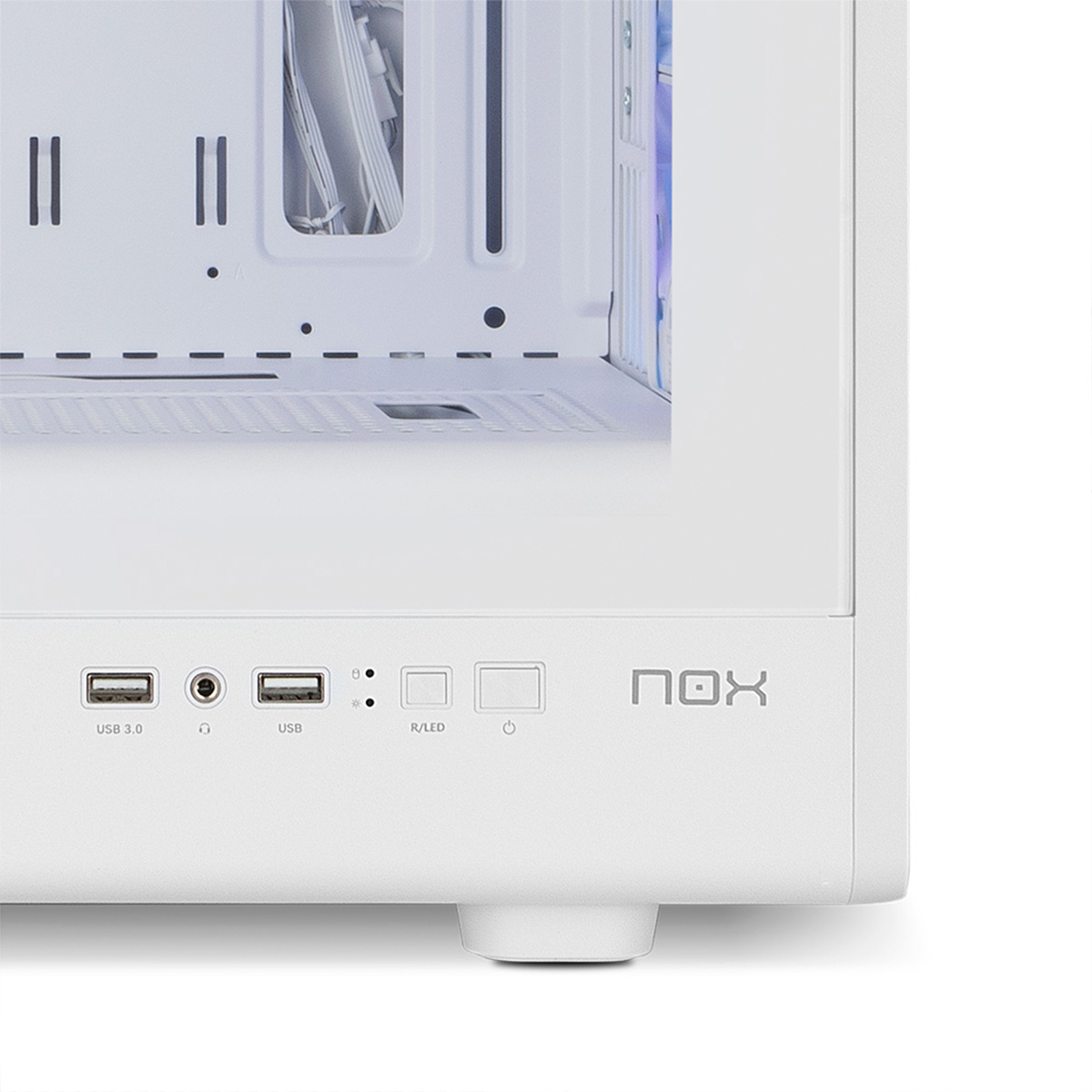 Una caja de PC blanca con puertos USB, conector de audio y botón de encendido.